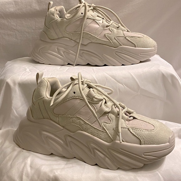 Madden Girl Shoes - Madden Girl Size 6.5 Women’s Wave Sneaker in Cream Color Lace Up.